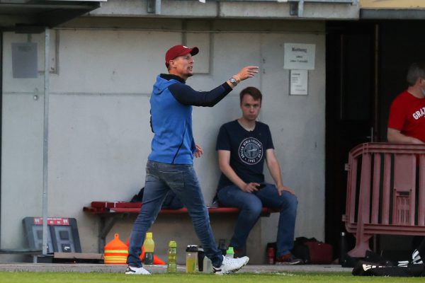 Christian Schilling (l.) unterlief gegen den Klub von Ex-Trainer Gernot Plassnegger (oben) der entscheidende Fehler. Gepa (2)