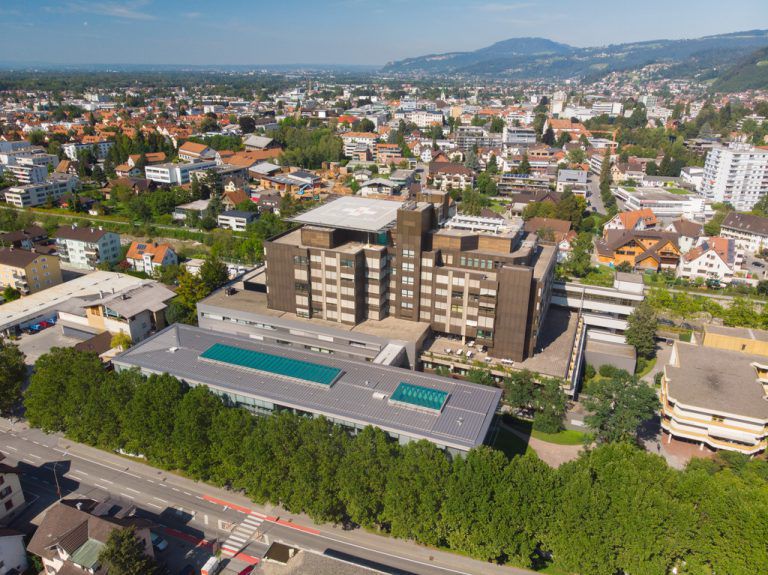 Vor dem Spital soll ein Jugend­licher versucht haben, eine Patientin anzuzünden.Hartinger