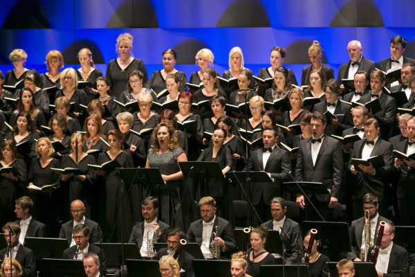 Ein bisschen mehr Abstand beim Singen ist geboten.Mathis Fotografie