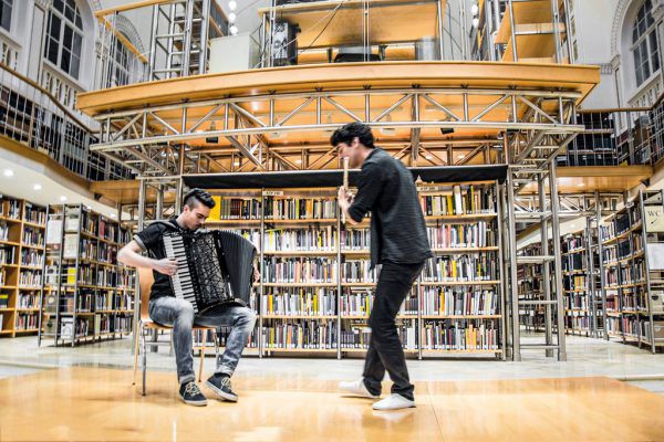 Links: Platzkonzert in der Feldkircher Innenstadt. Kleines Bild: Das Kollektiv. Matthias Rhomberg (1), Victor Marin (1), Nadine Jochum (1)