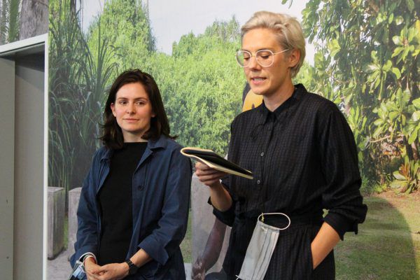 Claudia Larcher (li.) mit Miriam Kathrein, die die Eröffnungsrede hielt. Lisa Kammann (1)/David Noger (2)
