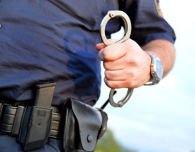 Eine Frau und vier Männer wurden bei dem Vorfall festgenommen. ⇒symbolfoto: APA