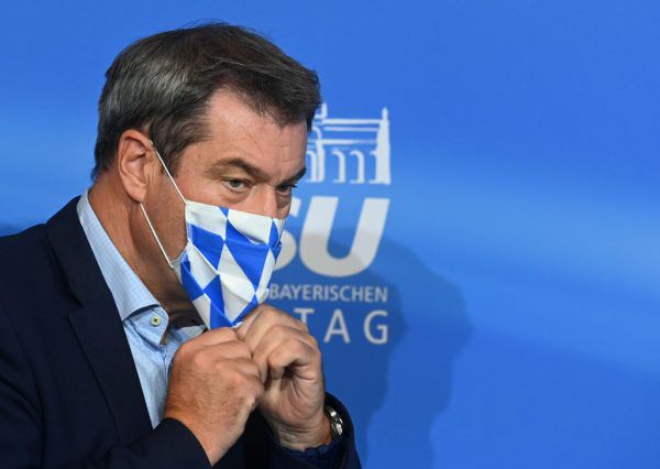 Bayerns Ministerpräsident Markus Söder mit passendem Mund-Nasen-Schutz. APA/AFP