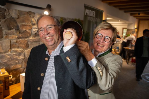 Zum Jubiläum präsentiert Walter Pfanner seinen ersten zehnjährigen Single-Malt-Whisky aus Vorarlberg. Mit auf dem Foto: Marie-Luise Dietrich-Pfanner. Klaus Hartinger
