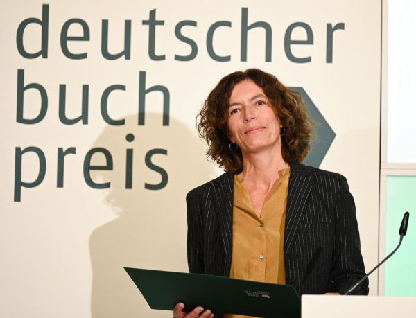 Anne Weber (Bild) wurde 1964 in Offenbach am Main geboren. Ob Monika Helfer den Österreichischen Buchpreis gewinnt, zeigt sich am 9. November. APA/AFP