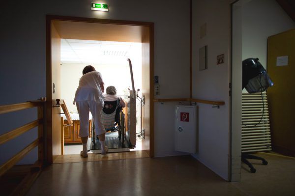 Bewohner in Pflegeheimen werden besonders geschützt.Symbolbild/dpa