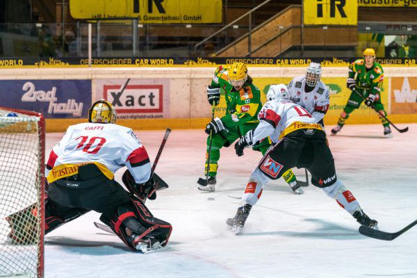 Der EHC gewinnt auch den Derbyauftakt gegen die VEU Feldkirch.  Stiplovsek (2)