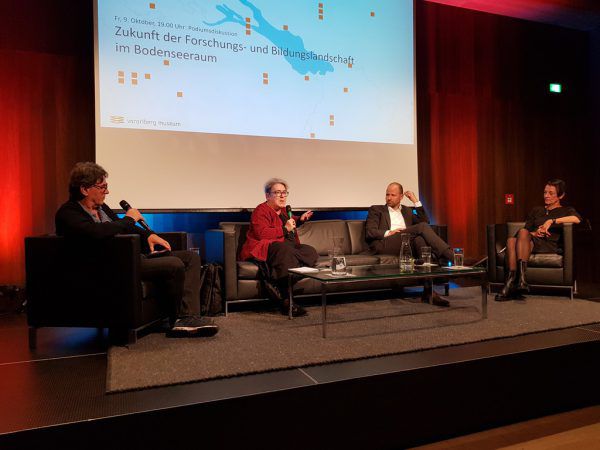 Die Diskutantenrunde am Podium. Pzwei