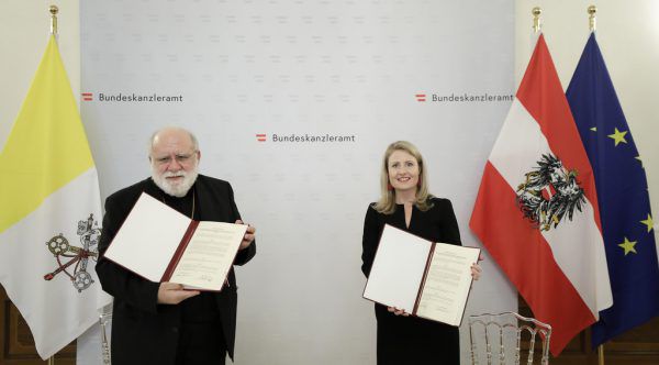 Erzbischof Quintana und Susanne Raab.  BKA/Andy Wenzel