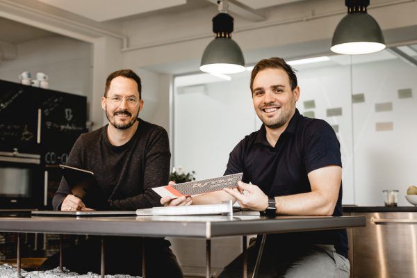 Florian Salzmann und Chris Gaethke in ihrem Coworking Space, der Schlosserei in Dornbirn. Anja Fontain