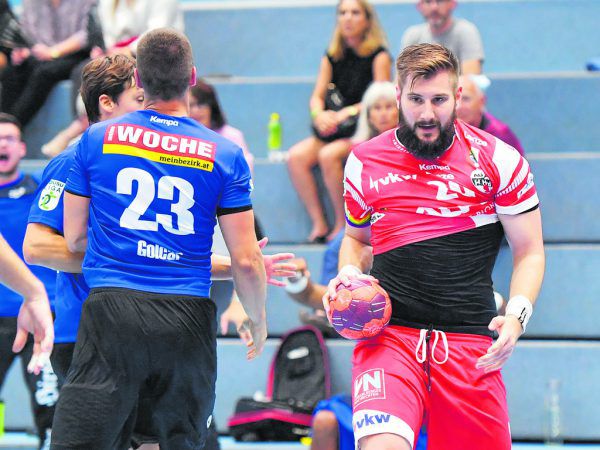 Für Lukas Schweighofer ist das Spiel auch ein Duell mit seinem Vater, der Graz-Obmann ist. GEPA/Lerch