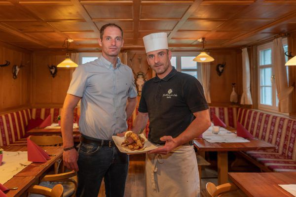 Gastgeber Mario und Alexander Längle. Bis einschließlich Montag gibt es noch „wilde“ Köstlichkeiten. Dietmar Stiplovsek