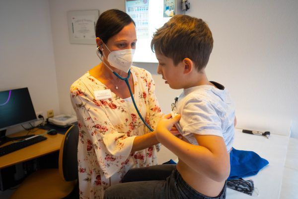 Kinderärztin Nicole Häle behandelt 70 Kinder und mehr an einem Tag.  Hartinger