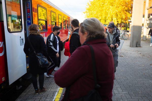 Kürzlich musste ein Regionalexpress in Götzis (oben) wegen Überfüllung teilgeräumt werden. Die neuen Talent-3-Züge, 21 an der Zahl, werden deshalb dringend erwartet. NEUE Archiv, hartinger