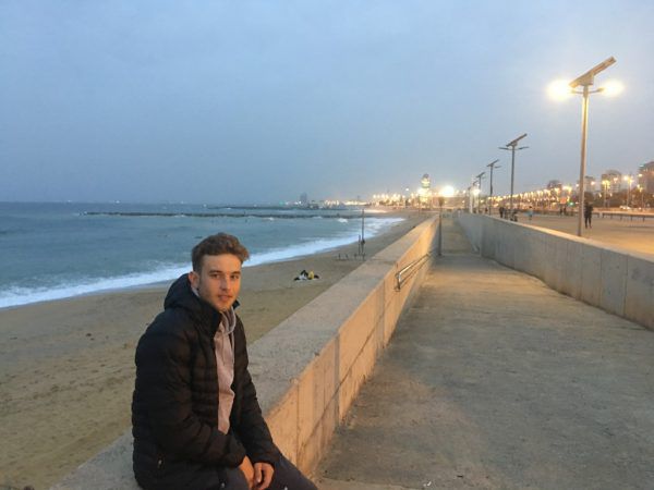 Leon Pauger mit einem Gruß aus Barcelona. GEPA