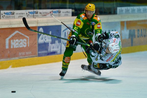 Lucas Haberl (l.) und der EHC Lustenau ließen sich von Gregor Pilgram und dem Bregenzerwald nicht aufhalten. lerch
