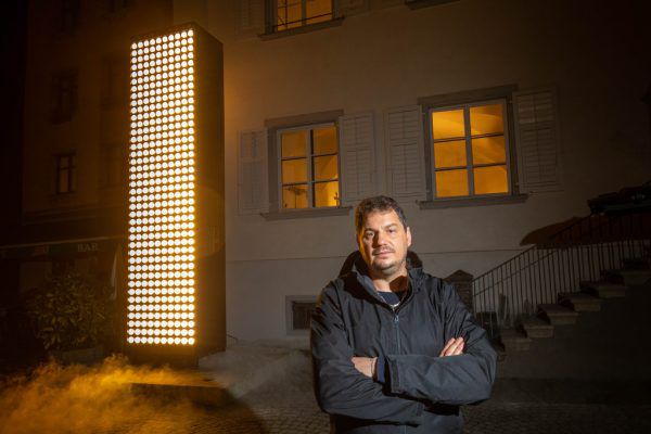 Stefan Kainbacher, Gründer von Neon Golden, vor dem „Portal“. Klaus Hartinger