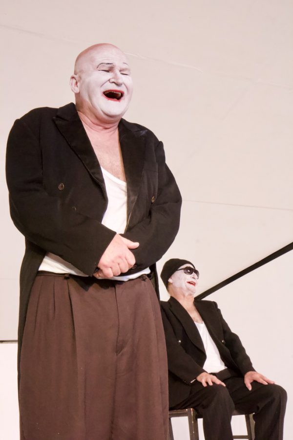 Trotz Apokalypse gibt es doch noch was zu lachen: Wolfgang Pevestorf (links) und Robert Kahr. Caro Stark (2)