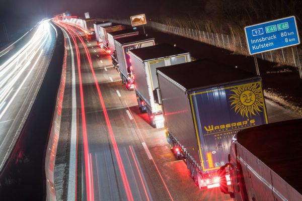 Das Nachtfahrverbot wird ausgeweitet. Hier ein Bild von 2018. APA/DPA