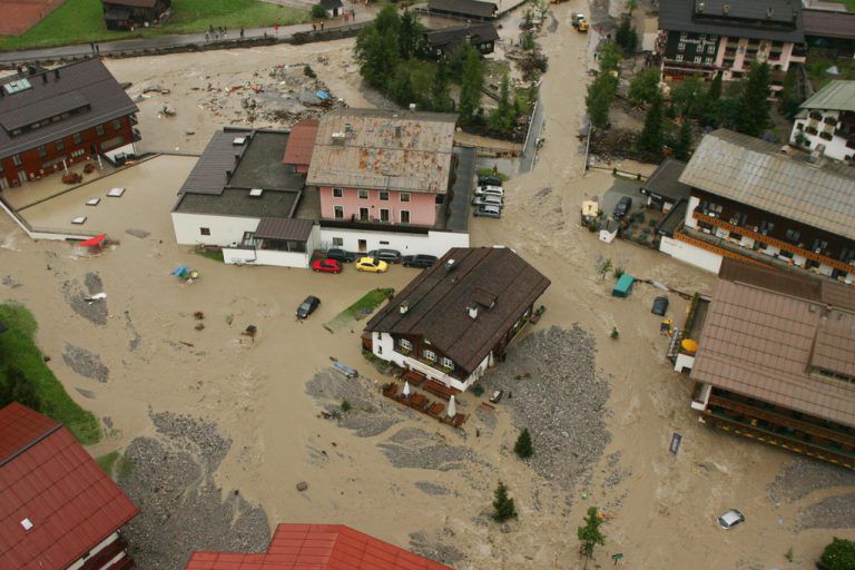 Diese Luftaufnahme zeigt das Ausmaß der Schäden, die das Hochwasser 2005 in Lech angerichtet hat.⇒hartinger (2), marte, willi, gem, schröcken