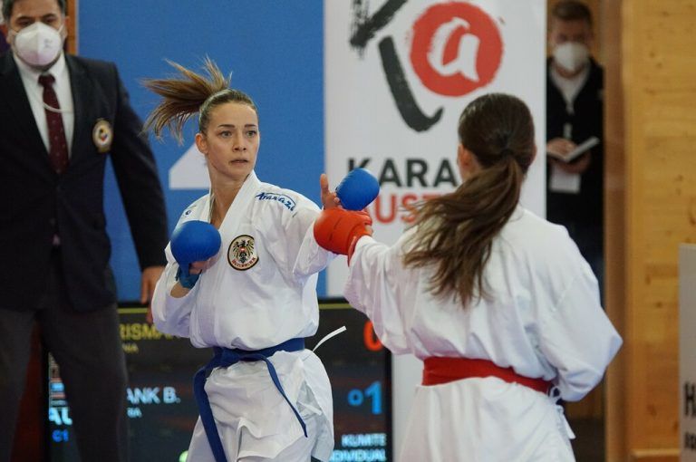Nach intensiven Trainingswochen startet Bettina Plank (l.) morgen in ihre insgesamt siebte Karate-Weltmeisterschaft. GEPA/Karate Österreich