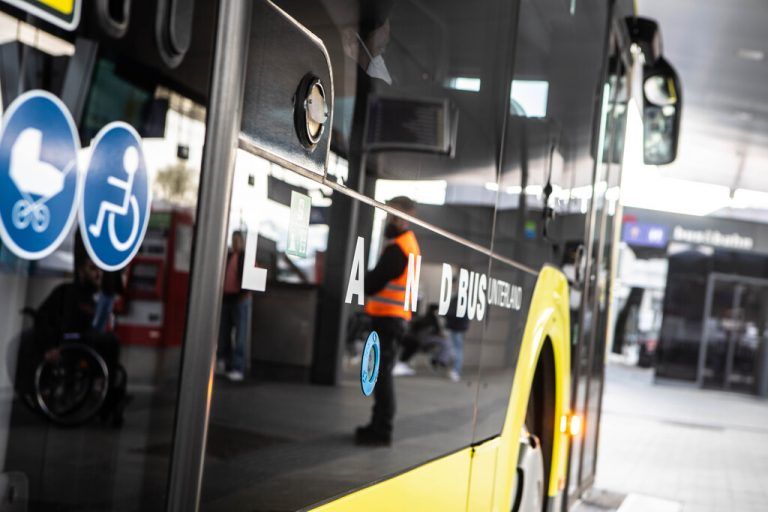 Die Busfahrerin hatte vom Sturz nichts mitbekommen.⇒Hartinger