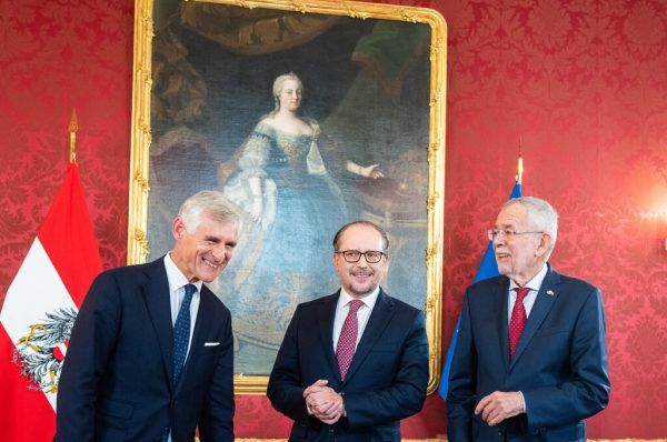 Der neu ernannte Außenminister Michael Linhart und Bundeskanzler Alexander Schallenberg zeigten sich bei Bundespräsident Alexander Van der Bellen guter Stimmung.Hochmuth/APA