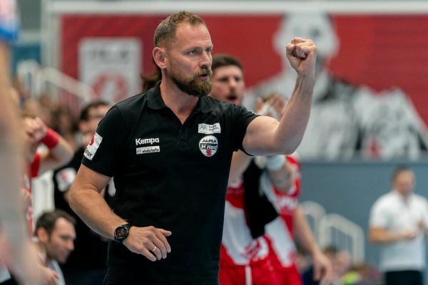 Hard-Trainer Hannes Jón Jónsson zeigt die Faust, sein Team ist wieder die Nummer eins der HLA-Meisterliga. Stiplovsek