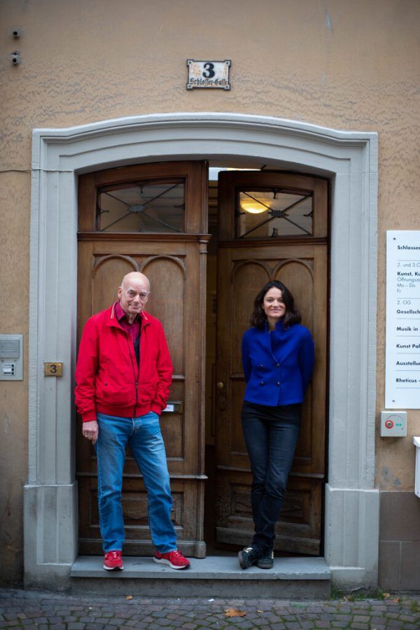Großes Bild: Harald Petermichl und Maria Simma vor dem Kulturamt in der Schlossergasse 3. Klaus Hartinger
