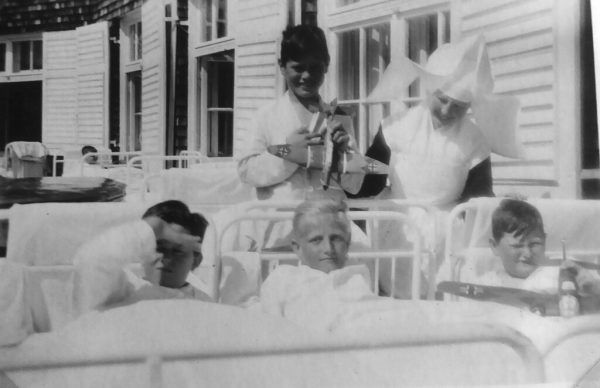 Großes Bild: Ulrich Sutterlüty (der blonde Junge in der Mitte) in der Klinik in Scheidegg.Bild rechts: Kurt Bereuter. Henning von Rolf, Klaus Hartinger
