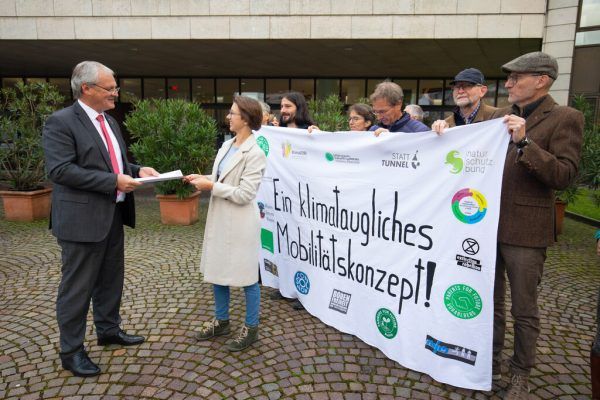 Landtagspräsident Harald Sonderegger nahm die Petition entgegen. Hartinger