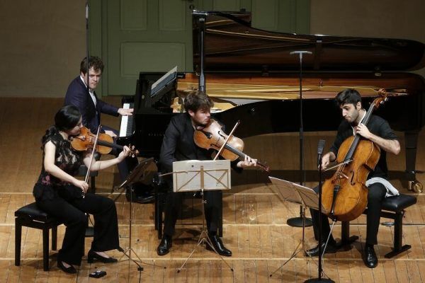 Links Timothy Ridout (l.) und Kian Soltani, im Bild oben die Verbindung des Dover Quartet und des Pavel Haas Quartetts in einem Oktett. Schubertiade (2)