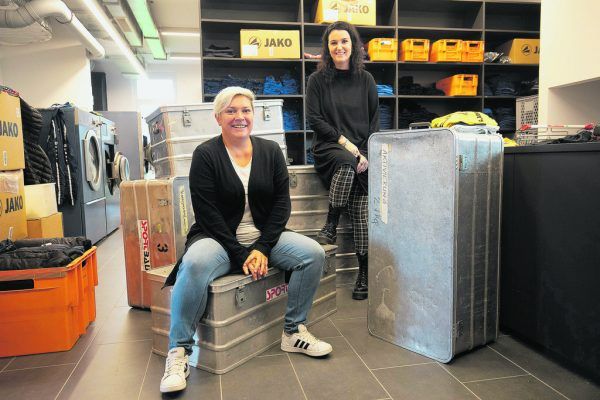 Nadine Effinger (l.) und Angelika Böhler befüllen die Metallkisten für Auswärtsspiele. hartinger