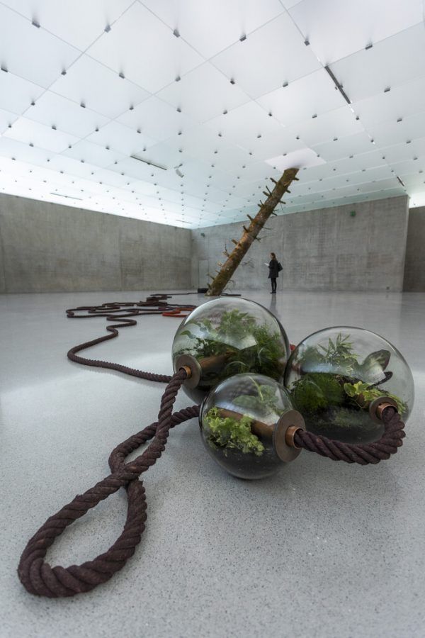 Rechts: Otobong Nkanga vor ihrem Werk „Unearthed – Sunlight“. Roland Paulitsch (3)