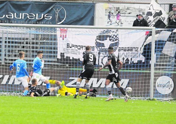 SW Bregenz kann in einer intensiven Cup-Partie an der Holzstraße letztlich den Sieg und damit den Achtelfinal-Einzug bejubeln. Hartinger (2)