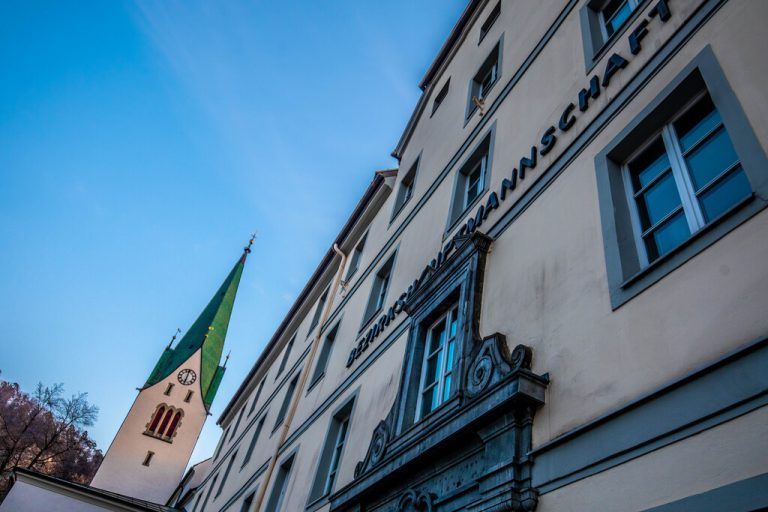 Der Antrag zur BH-Reform ist Teil eines Verwaltungspakets, das Garry Thür und Claudia Gamon ges­tern präsentierten. ⇒hartinger, neos