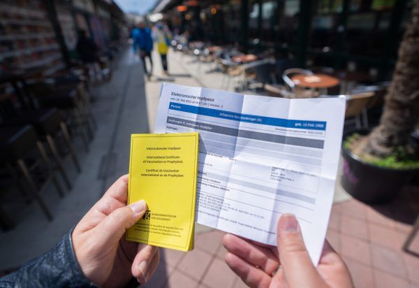 Die Vorarlbergerin legte einen gefälschten Impfpass vor. Symbolbild/apa