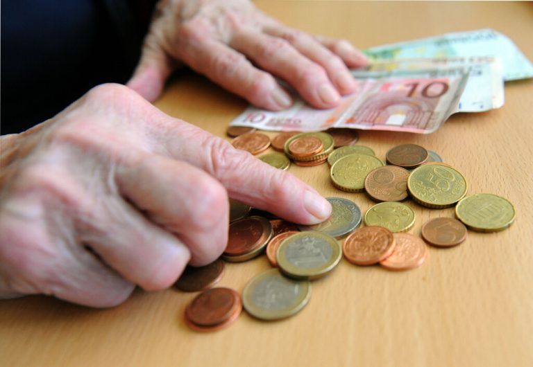 Pensionistinnen sind wie Mehrkindfamilien überproportional von Armut betroffen. Unten: Armutskonferenz-Sprecher Michael Diettrich.apa/Barbara Gindl, Klaus Hartinger