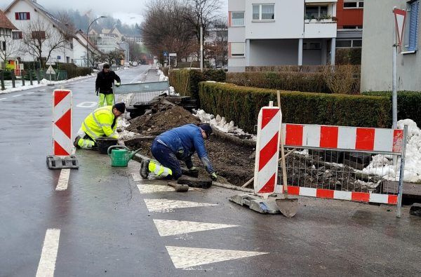 Mehrere Gehsteige wurden für Rollstuhlfahrer und Nutzer von Rollatoren und Kinderwagen abgesenkt.  Schallert/BMS (2)