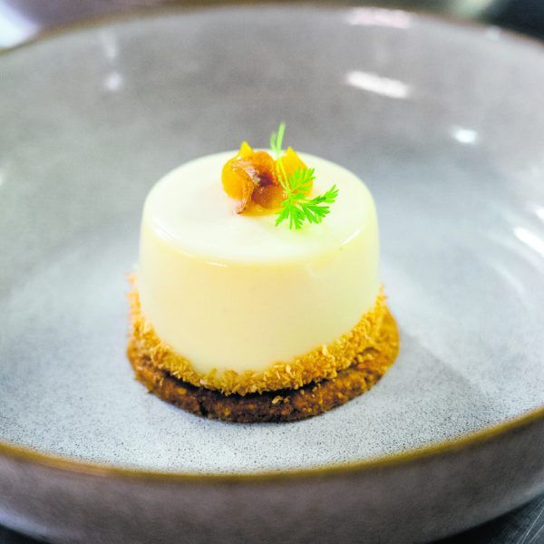 Schoko-Sellerie-Törtchen mit Passionsfrucht und Haselnuss.  Küchentanz an der Ilge