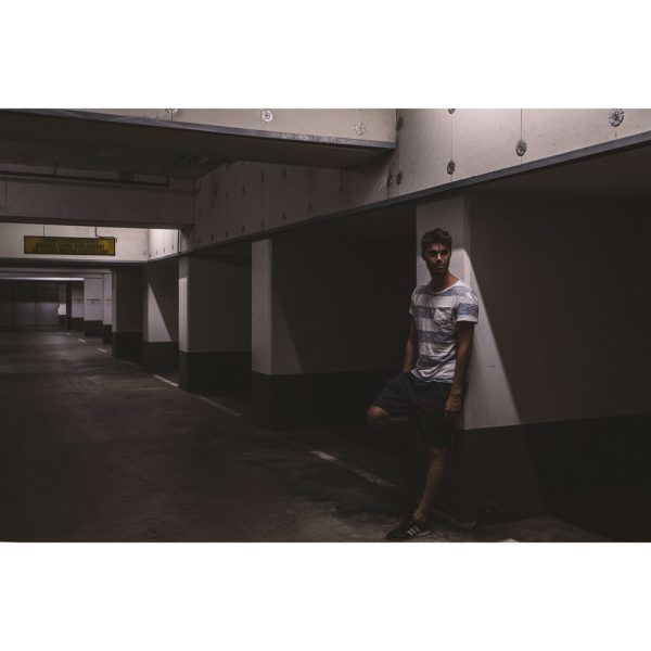 Raphael Urban. Kleines Bild oben: die 2020 erschienene EP „Rec/Over“. Raphael Urban