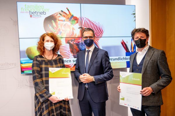 Alexandra Wucher und Nicholas Zumtobel freuten sich über die Zertifikate. serra/land