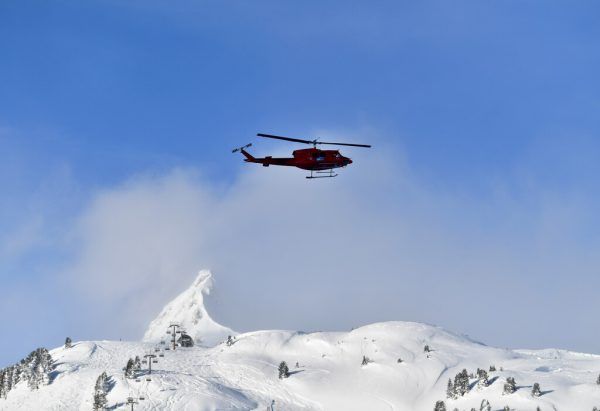 Am Heli­skiing gibt es viel Kritik. Symbolbild apa/Gindl