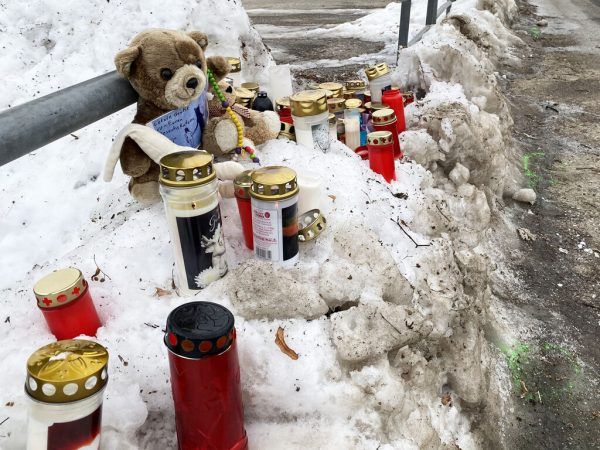 Am Unfallort wurden Kerzen und Stofftiere deponiert.  APA