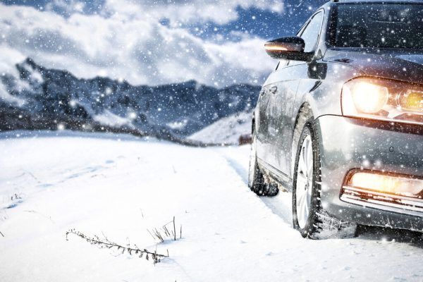Autos von Schnee befreien. shutterstock