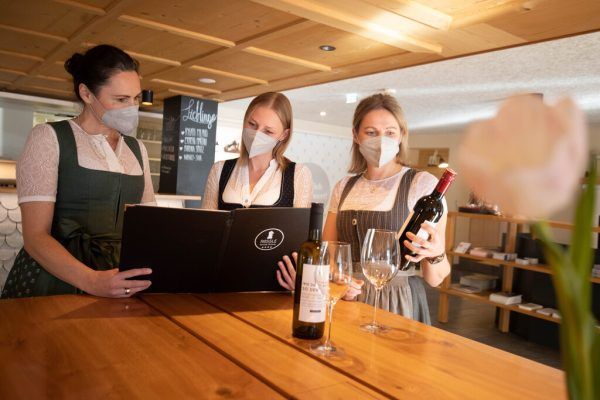 Barbara Bär-Simma, Mitarbeiterin Martina Hofer und Michaela Simma bei der Besprechung der Weinkarte im Hotel Rössle (l.). Annemarie Simma und Carmen Wilhelm bei der gemeinsamen Arbeit im Adler. hartinger (5)