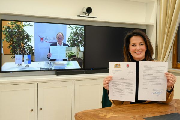 Bayerische Staatsminis­terin Michaela Kaniber und Landesrat Johannes Rauch unterzeichneten Vertrag.  VLK