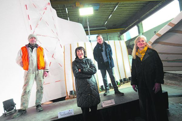 Bei der gestrigen Präsentation sowie ein Blick auf die Papier-Teile und auf die Seebühne. Klaus Hartinger(3)