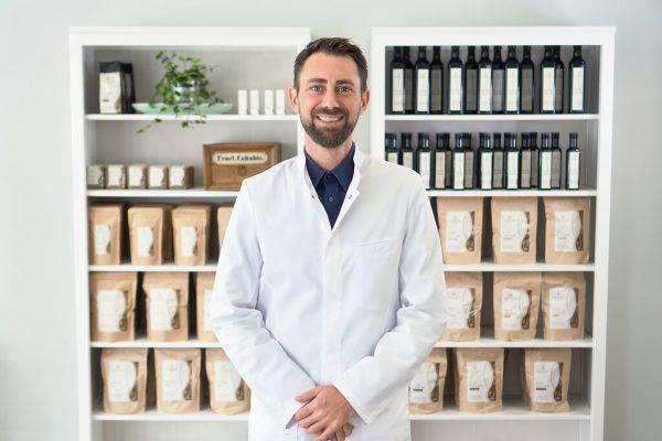 Biologe Daniel Feurstein ist der Gründer von Hanafsan.Dr. Feurstein