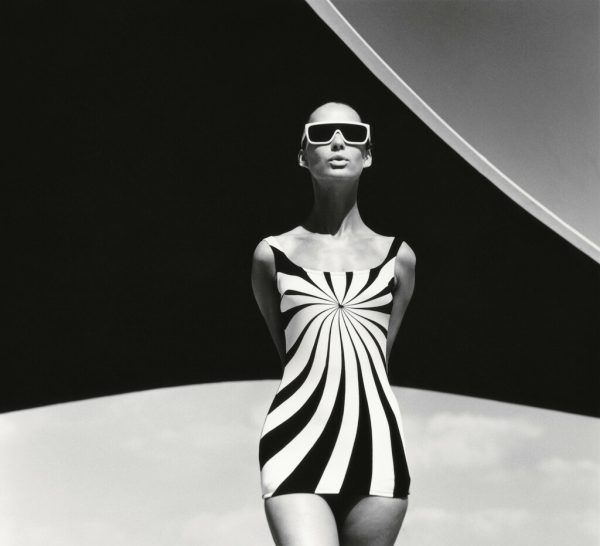 „Brigitte Bauer im Op-Art-Badeanzug von Sinz, Griechenland“ aus dem Jahre 1966 – eine der ausgestellten Arbeiten.F.C. Gundlach